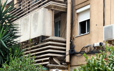 Un balcó amb plaques d'amiant trencat | Àlex Recolons (ACN)