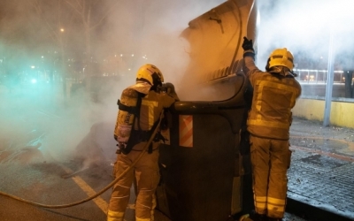 Els Bombers apaguen un contenidor en flames | Roger Benet