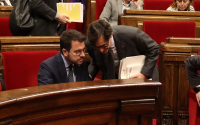 El president de la Generalitat, Pere Aragonès, i el primer secretari del PSC i cap de l'oposició, Salvador Illa, signen l'acord a les quatre de la tarda d'aquest dimarts al Palau de la Generalitat | Mariona Puig