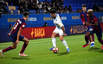 Moyano, envoltat de samarretes blaugranes en el partit del Johan | Críspulo Díaz