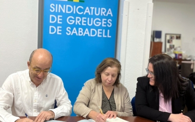 Josep Escartín, amb la presidenta de l'AV de la Creu de Barberà, Anna López, i amb la tinenta d'alcaldessa Mar Molina | Cedida