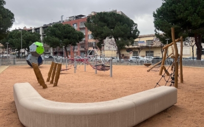La nova zona de jocs infantils a la plaça del Treball | Ajuntament