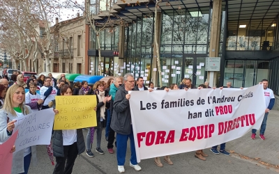 Famílies de l'Andreu Castells, manifestant-se davant Serveis Territorials d'Educació | Karen Madrid