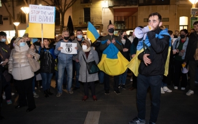 Yuri Atamanchuk en una protesta a Sant Roc acompanyat d'altres compatriotes | Roger Benet
