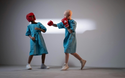 Dos nens amb càncer boxejant | Pexels