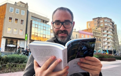Torres llegint el seu llibre al Passeig | Adrián Arroyo