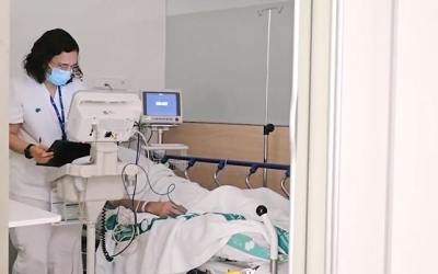 Una infermera atén un pacient hospitalitzat a les Urgències del Taulí