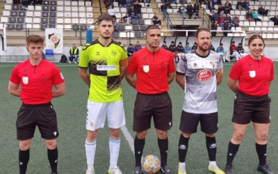 Fotografia dels capitans amb la tripleta arbitral en l'empat del Sabadell 'B' contra l'UA Horta | CES
