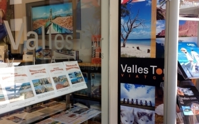 Imatge de l'aparador de l'agència de viatges Vallestour 
