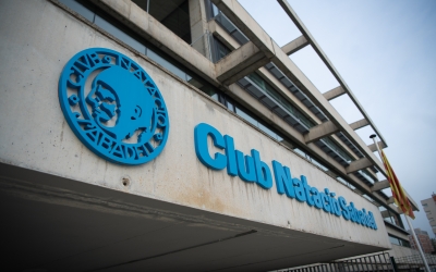 L'entrada del Club Natació Sabadell amb l'emblema de l'entitat | Roger