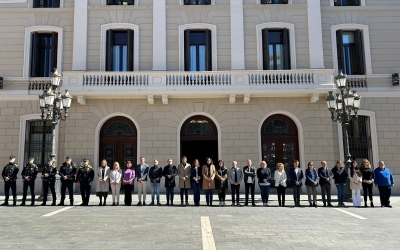 regidores i regidors de l'Ajuntament de Sabadell davant l'ajuntament