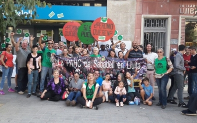 Un grup d'activistes de la PAH amb pancartes i cartells reivindicatius