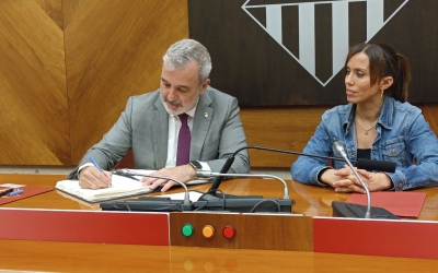 Collboni, signant el Llibre d'Honor de Sabadell, amb Marta Farrés | Karen Madrid