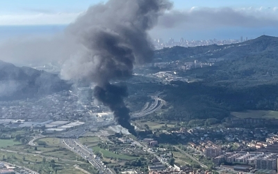 Un incendi crema en una deixalleria a Montcada