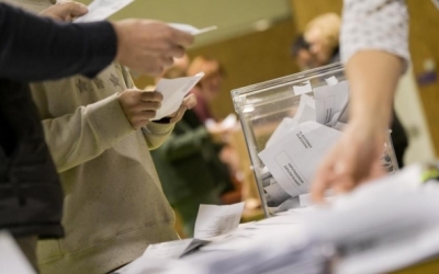 Una urna amb vots durant un recompte electoral