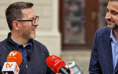 Paco Aranda i Pol Gibert, davant l'Ajuntament de Sabadell | PSC