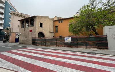 El pas de vianants del carrer Sant Joan amb la Casa Duran de fons