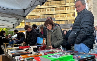 Sabadellencs mirant una parada de llibres | Roger Benet