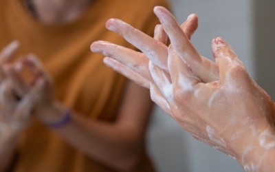 Una persona netejant-se les mans |Roger Benet