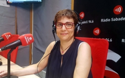 Eulàlia Barros als estudis de Ràdio Sabadell 