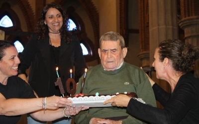 El senyor Ventura rep un pastís per celebrar el centenari | Cedida