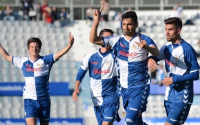 Viale celebrant un gol a la Nova Creu Alta amb la samarreta del Sabadell | Roger Benet