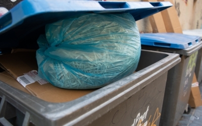 Una bossa d'escombraries a dins d'un contenidor