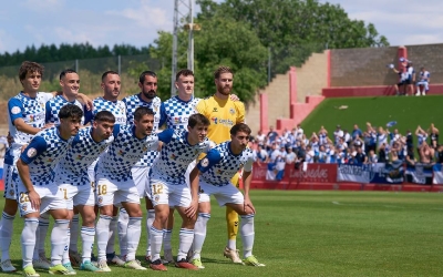 L'onze del Sabadell a Tarazona, amb l'afició arlequinada de fons | Pedro Salado