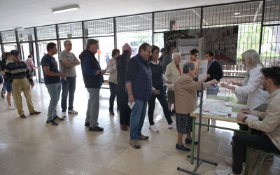 Persones votant en un col·legi electoral de Sabadell