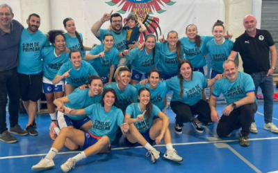 El sènior femení del CNS bàsquet, celebrant l'ascens a Primera|@cnsbasquet