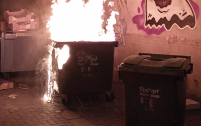 Moment en què cremava el contenidor al carrer de les Comèdies | Cedida