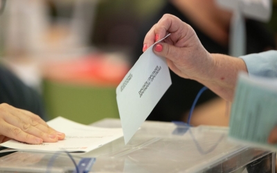 Un ciutadà exercint el seu dret a vot | Roger Benet