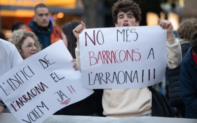 Dos joves protestant contra els barracons de l'Institut Arraona 
