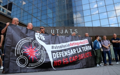 Concentració als jutjats de Sabadell demanant l'absolució de les Detingudes 23S