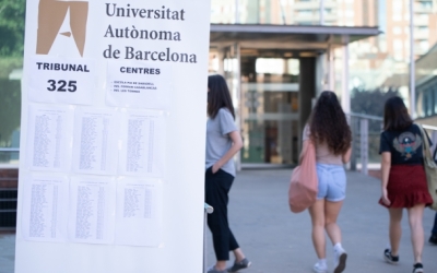 Uns estudiants al campus de la UAB a Sabadell 