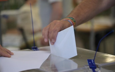Un home votant a Sabadell aquest matí | Roger Benet