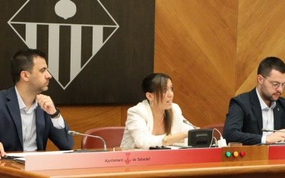 Marta Farrés i els tinents d'alcaldessa Pol Gibert i Eloi Cortés, al ple municipal | Júlia Ramon