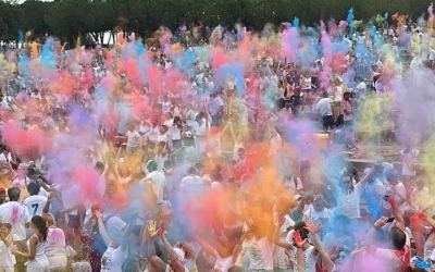 Llençament de la pols de colors durant la Festa Holi | Karen Madrid