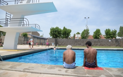 Dos joves a la piscina de Can Marcet de Sabadell | 