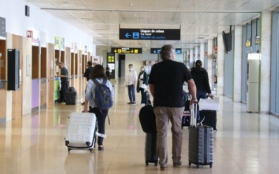 Un grup de viatgers a l'Aeroport de Barcelona | Arxiu