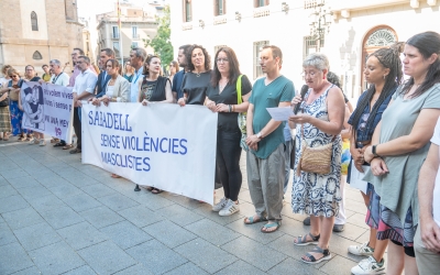 Una cinquantena de persones es concentren contra la violència masclista a la plaça de Sant Roc | Roger Benet