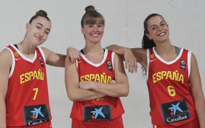 Marina Asensio (mig), a punt per disputar l'Eurobasket | FEB
