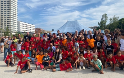 Foto final de família amb l'equip de govern i els infants sahrauís