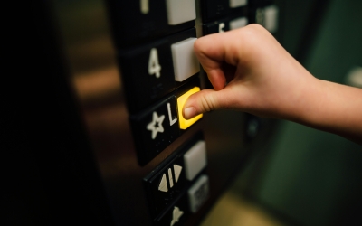 Una mà prem un botó en un ascensor | Pexels