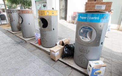 Escombraries fora dels contenidors de la pneumàtica al Centre 