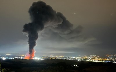 Espectacular columna de fum de l'incendi de Polinyà