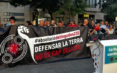 Mobilització davant de l'Ajuntament de Sabadell