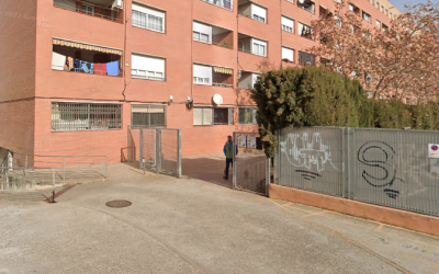 El carrer Alcalde Crespí, amb les tanques que utilitzen els veïns per impedir l'accés | Google Maps