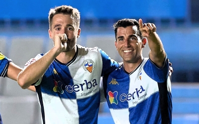 Cortés amb Rubén Martínez diumenge passat celebrant el gol contra el Cornellà | FCF