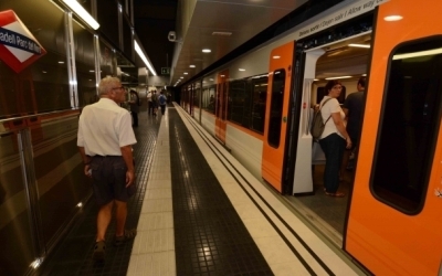 Usuaris agafen el tren a l'estació Sabadell Parc del Nord | Roger Benet